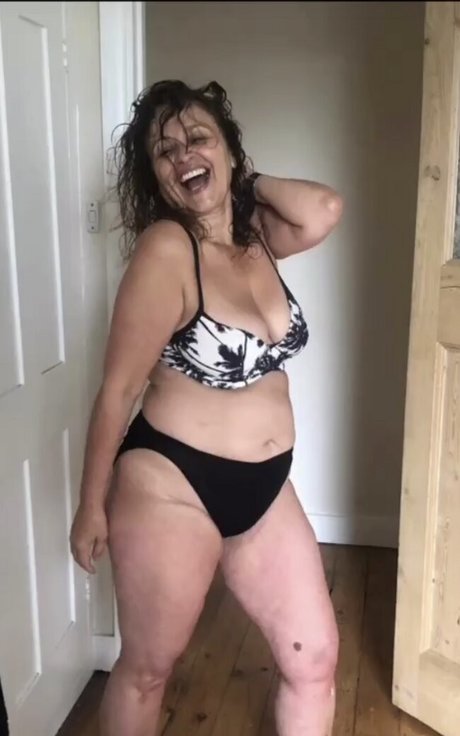 Photo nue de fuite OnlyFans de Nadia Sawalha