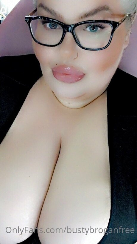 Photo nue de fuite OnlyFans de Bustybroganfree