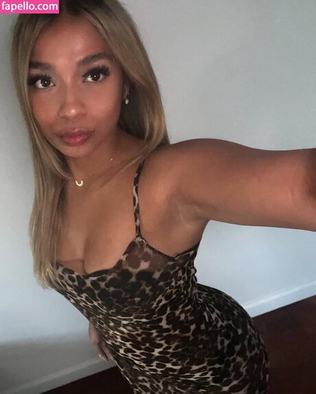 Photo nue de fuite OnlyFans de Fairine Bhuiyan