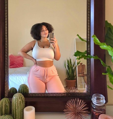 Photo nue de fuite OnlyFans de Katelyn Folasade