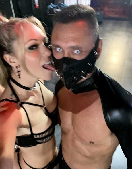 Swinger_couple