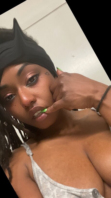 Photo nue de fuite OnlyFans de Miss Happy Ending