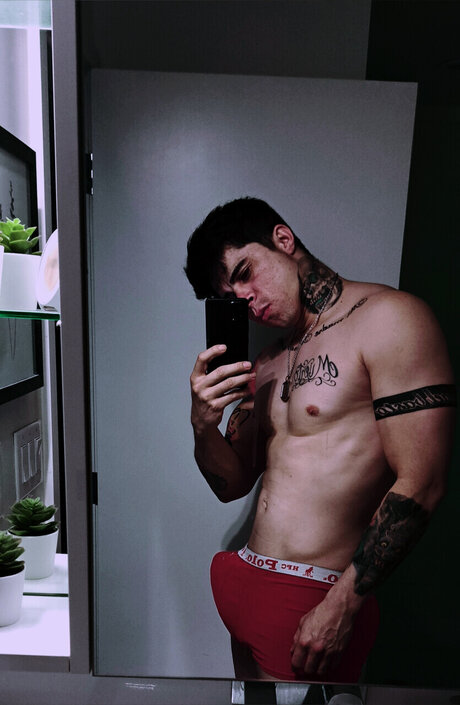 Photo nue de fuite OnlyFans de Adrian