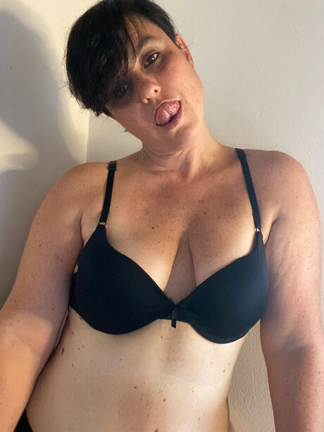 Photo nue de fuite OnlyFans de        Juicy For U 