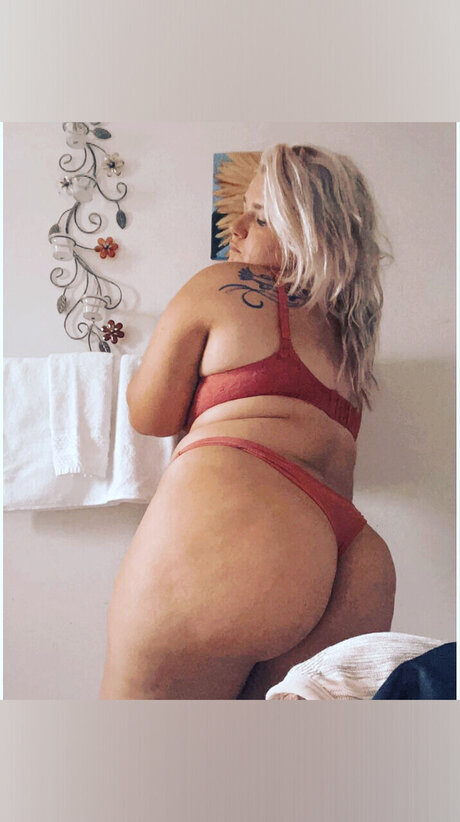Photo nue de fuite OnlyFans de Your Moms Motivation