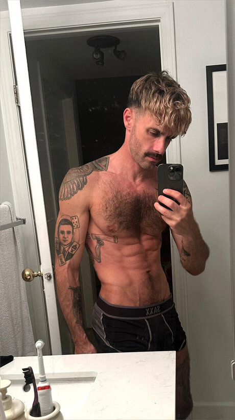 Photo nue de fuite OnlyFans de Oscar Adriano
