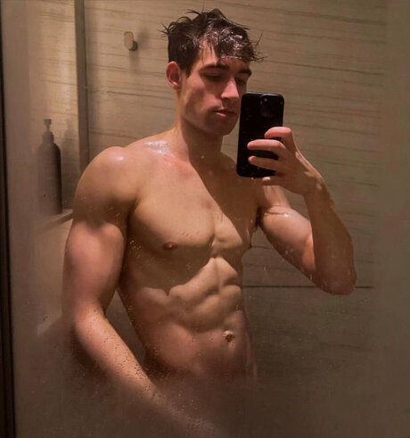 Photo nue de fuite OnlyFans de Fit French  One Cock A Day