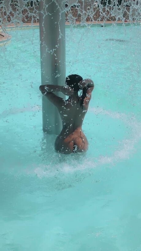 Photo nue de fuite OnlyFans de Zeynepellen