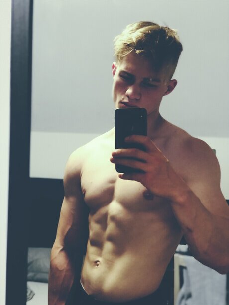 Photo nue de fuite OnlyFans de Adrian