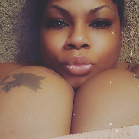 Photo nue de fuite OnlyFans de Roial Divine