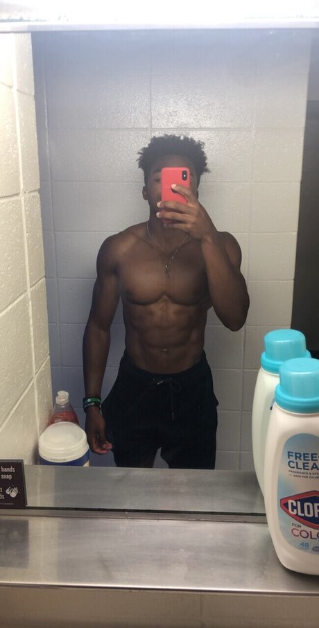 Photo nue de fuite OnlyFans de Isaiah