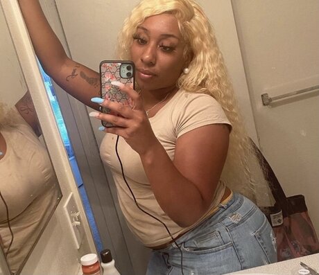 Photo nue de fuite OnlyFans de Sexy Caramel