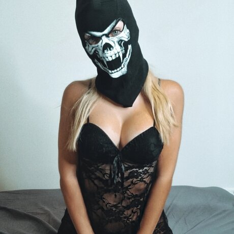 Photo nue de fuite OnlyFans de The Masked Girl