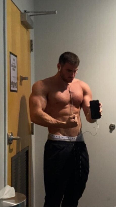 Photo nue de fuite OnlyFans de Charles Keating