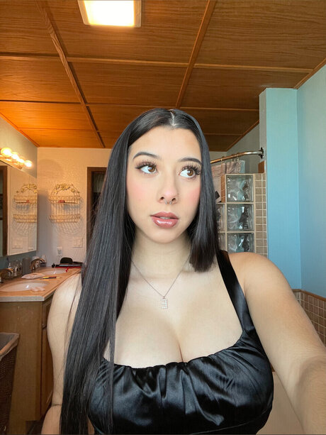 Photo nue de fuite OnlyFans de Emely Jeanine