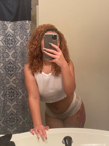 Photo nue de fuite OnlyFans de Youronlyfantasy