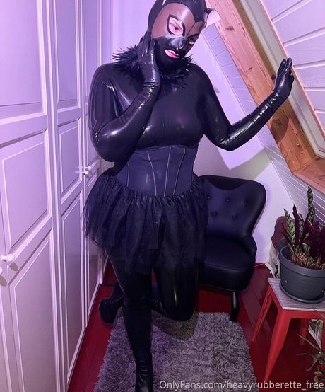 Photo nue de fuite OnlyFans de Heavyrubberettefree