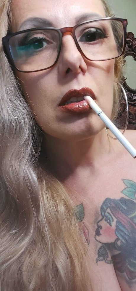 Photo nue de fuite OnlyFans de Ladysmokerqueen