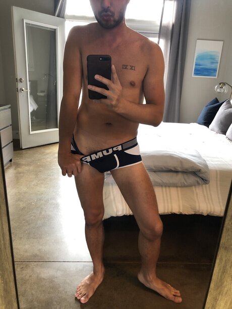 Photo nue de fuite OnlyFans de Naughty Gay Traveler