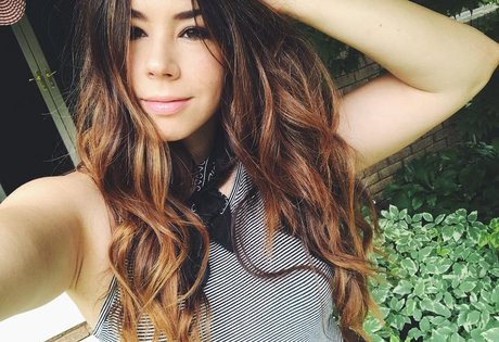 Jillian Rose Reed