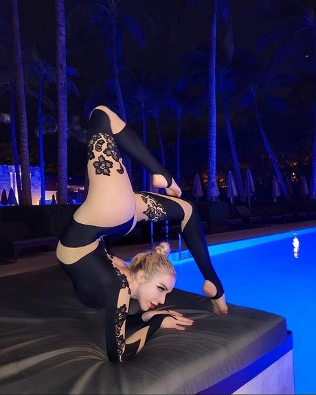 Anna Contortionist