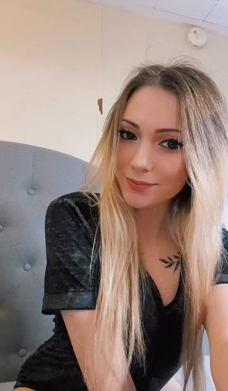 Photo nue de fuite OnlyFans de Little Momma