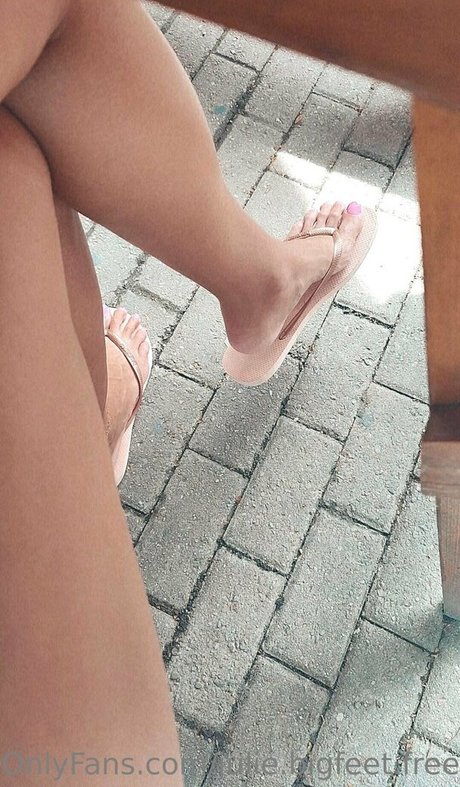 Photo nue de fuite OnlyFans de Juliebigfeetfree