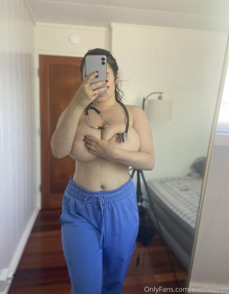 Photo nue de fuite OnlyFans de Nurse Eve