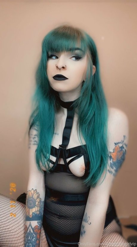 Photo nue de fuite OnlyFans de Smolgothgirlvip