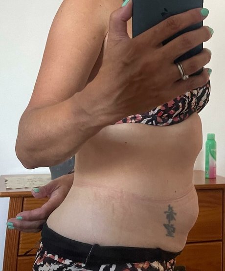 Photo nue de fuite OnlyFans de Sarah Cawood