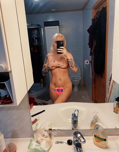 Photo nue de fuite OnlyFans de Izzy2505