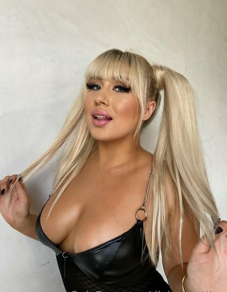 Photo nue de fuite OnlyFans de Dialmyhotline