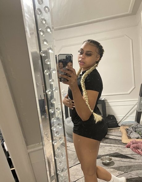 Photo nue de fuite OnlyFans de Kaylalebombbb