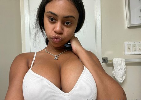 Photo nue de fuite OnlyFans de Kaylalebombbb