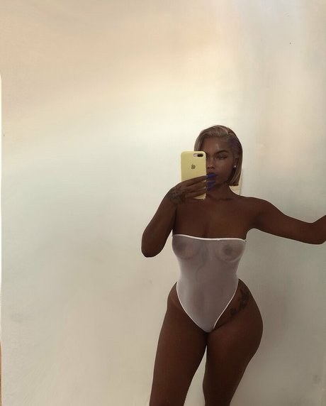 Photo nue de fuite OnlyFans de Polisavage