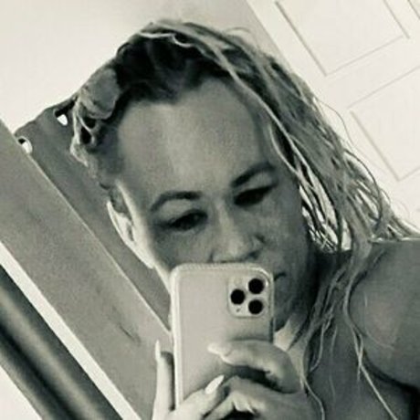 Photo nue de fuite OnlyFans de Aleesha Young