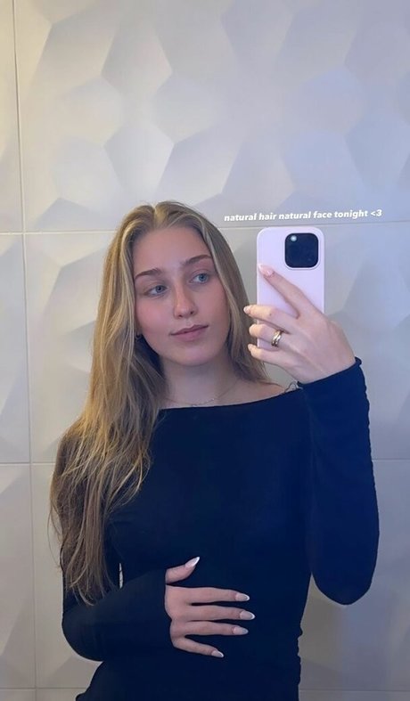 Photo nue de fuite OnlyFans de Juliette Bossu