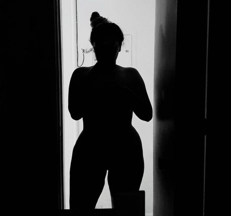 Photo nue de fuite OnlyFans de Miabellydancerofficial
