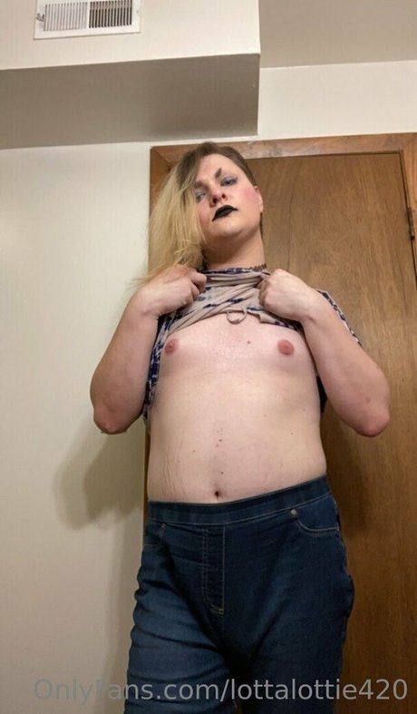 Photo nue de fuite OnlyFans de Lottalottie420