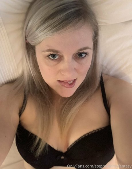 Photo nue de fuite OnlyFans de Stepmommyfantasy
