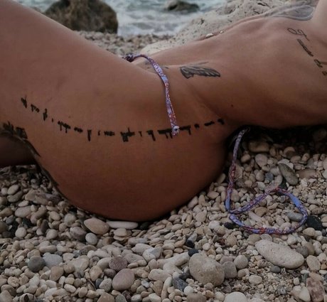 Photo nue de fuite OnlyFans de Qu33nth3