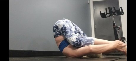 Nakedyoganakedyoga