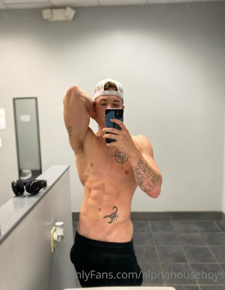 Photo nue de fuite OnlyFans de Alphahouseboys