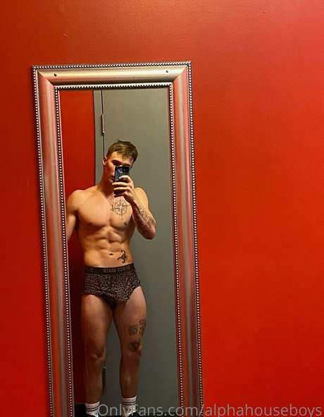 Photo nue de fuite OnlyFans de Alphahouseboys