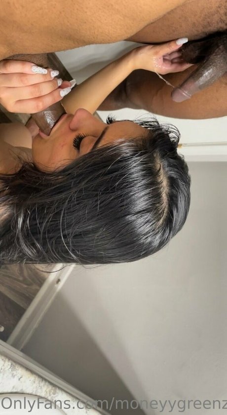 Photo nue de fuite OnlyFans de Money Green Zo