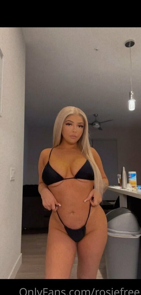 Photo nue de fuite OnlyFans de Rosiefree