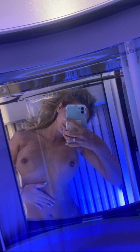 Photo nue de fuite OnlyFans de Avery Trail