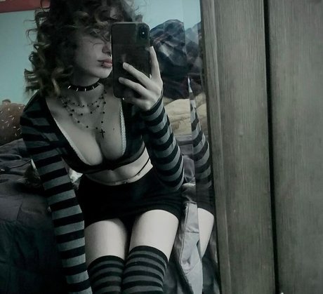 Photo nue de fuite OnlyFans de Gothqueenos
