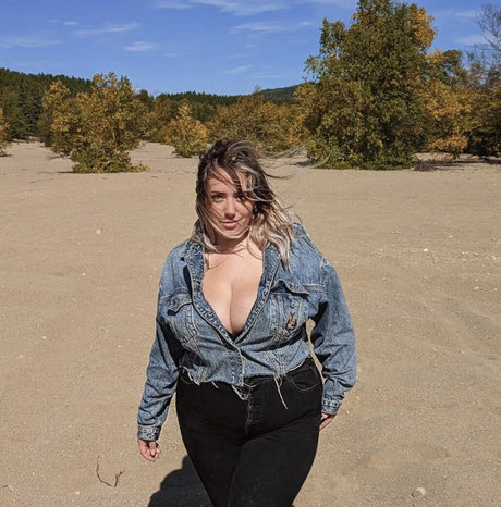 Photo nue de fuite OnlyFans de Lartdanstoutessesformes
