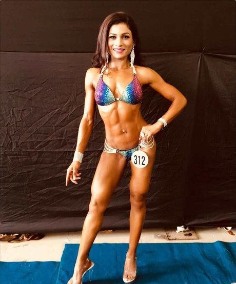 Photo nue de fuite OnlyFans de Mona Bhavsar